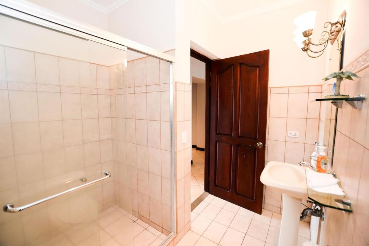 Exquisitely Decorated 5Th-Floor Aerie With Views Of Two Bays In Flamingo Villa ปลายาฟลามิงโก ภายนอก รูปภาพ